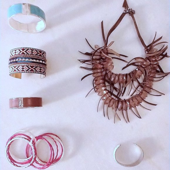 Set of 6 jewelry pieces from The Bold Type Series Bold statement necklace bown - Picture 3 of 8